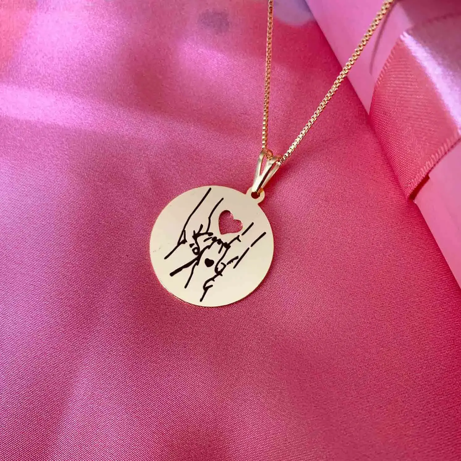 Pingente mãos e patas folheado em ouro 18k