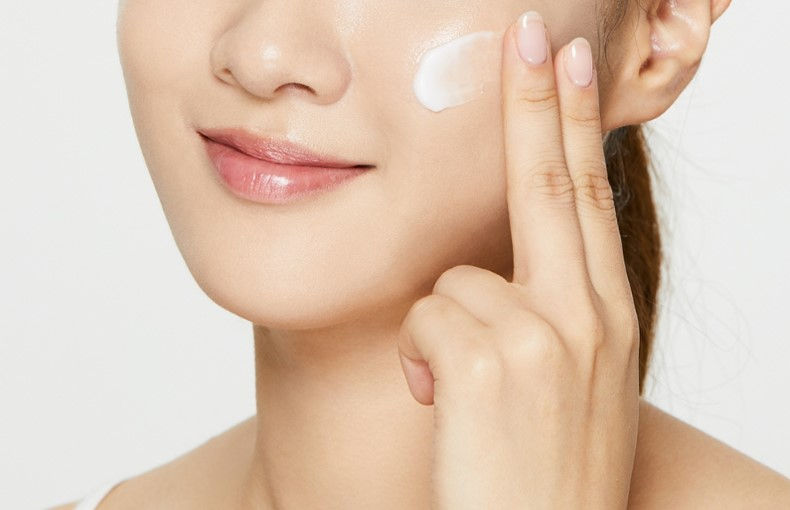 Miniature : COSRX - Crème Contours des Yeux Eclaircissante à la Mucine d'Escargot