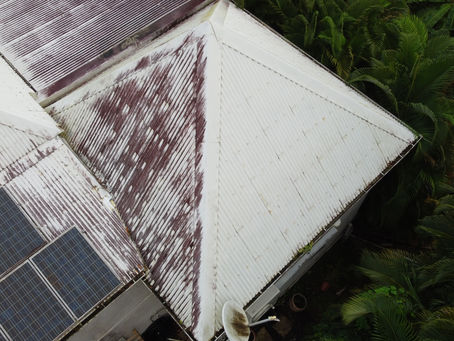 Vis, joints et faîtage d’une toiture en tôle en Guadeloupe à inspecter pour prévenir les infiltrations.
