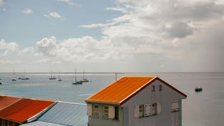 Maison en bord de mer en Guadeloupe nécessitant un entretien extérieur contre le sel et les embruns.