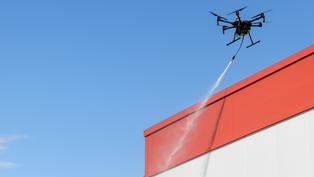 drone nettoyant une façade commerciale