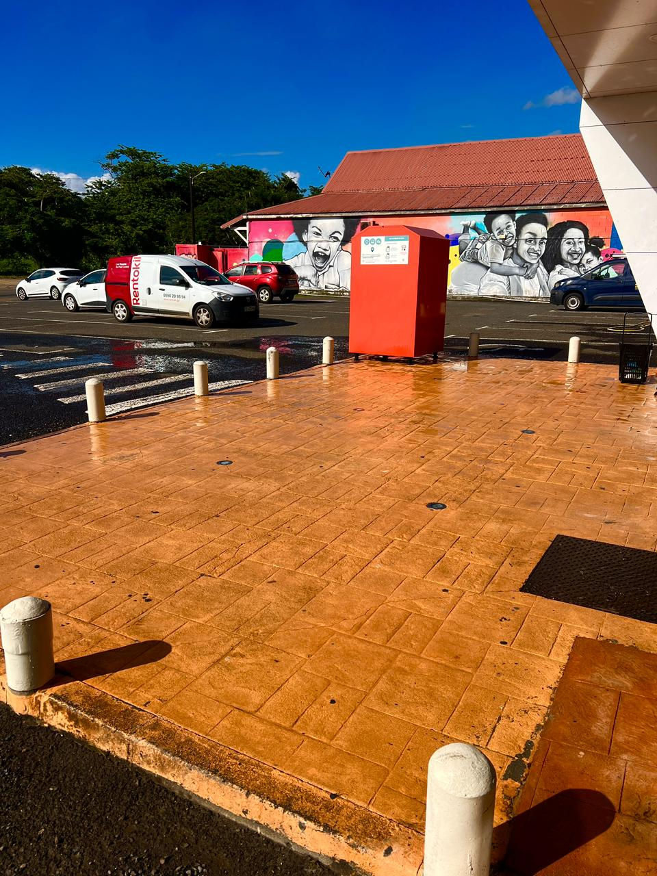 Nettoyage de terrasse en Guadeloupe selon le type de sol extérieur : béton, carrelage ou pierre naturelle.