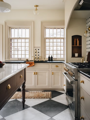 Mix of kitchen cabinetry finishes.