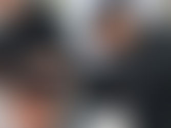 joven nicolas del rio cortando el pelo en un evento solidario de jovenes barberos