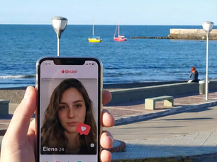 costanera de comodoro rivadavia con un celular con tinder 