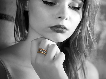 bague-gallet-trois-or-manequin-noir-et-b
