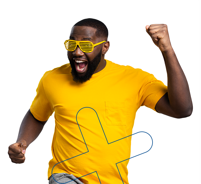 Homem sorrindo com óculos amarelo