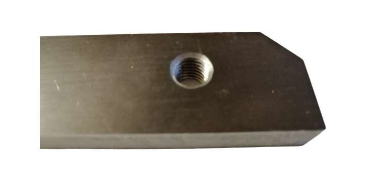 Machined plate with threaded bore