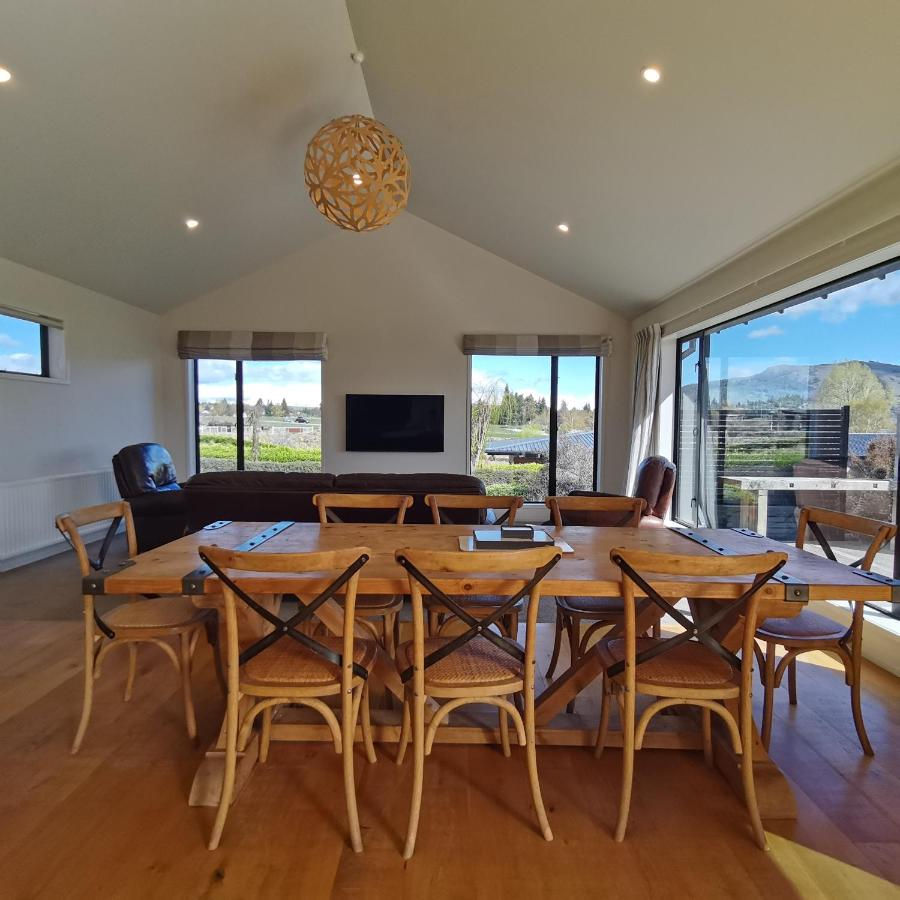 Open-plan dining area at Cedar Lakeview, Lake Tekapo