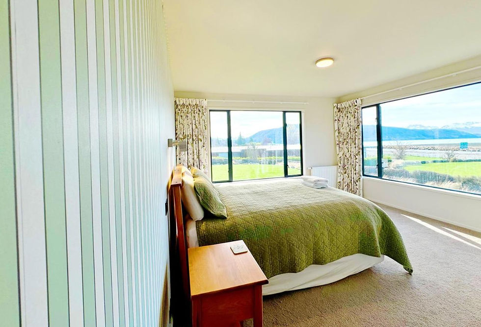 Bedroom with lake view at Cedar Lakeview, Lake Tekapo