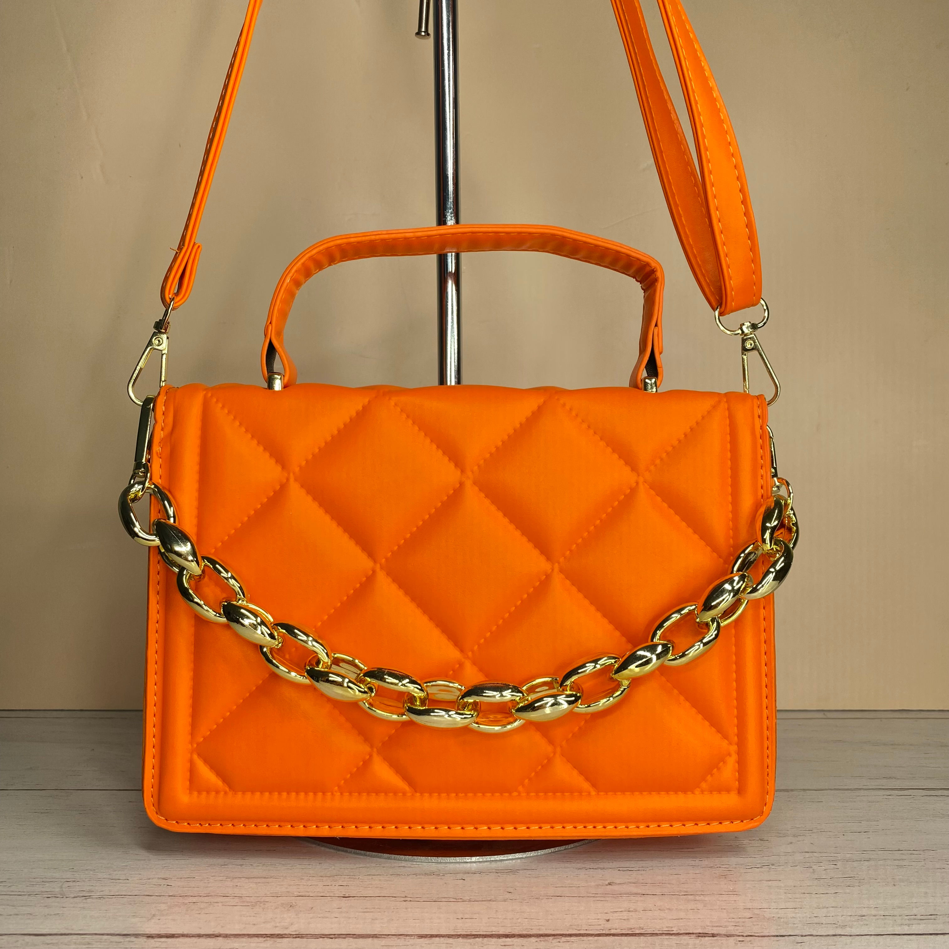 CARTERA CUADROS CON CADENA DORADA