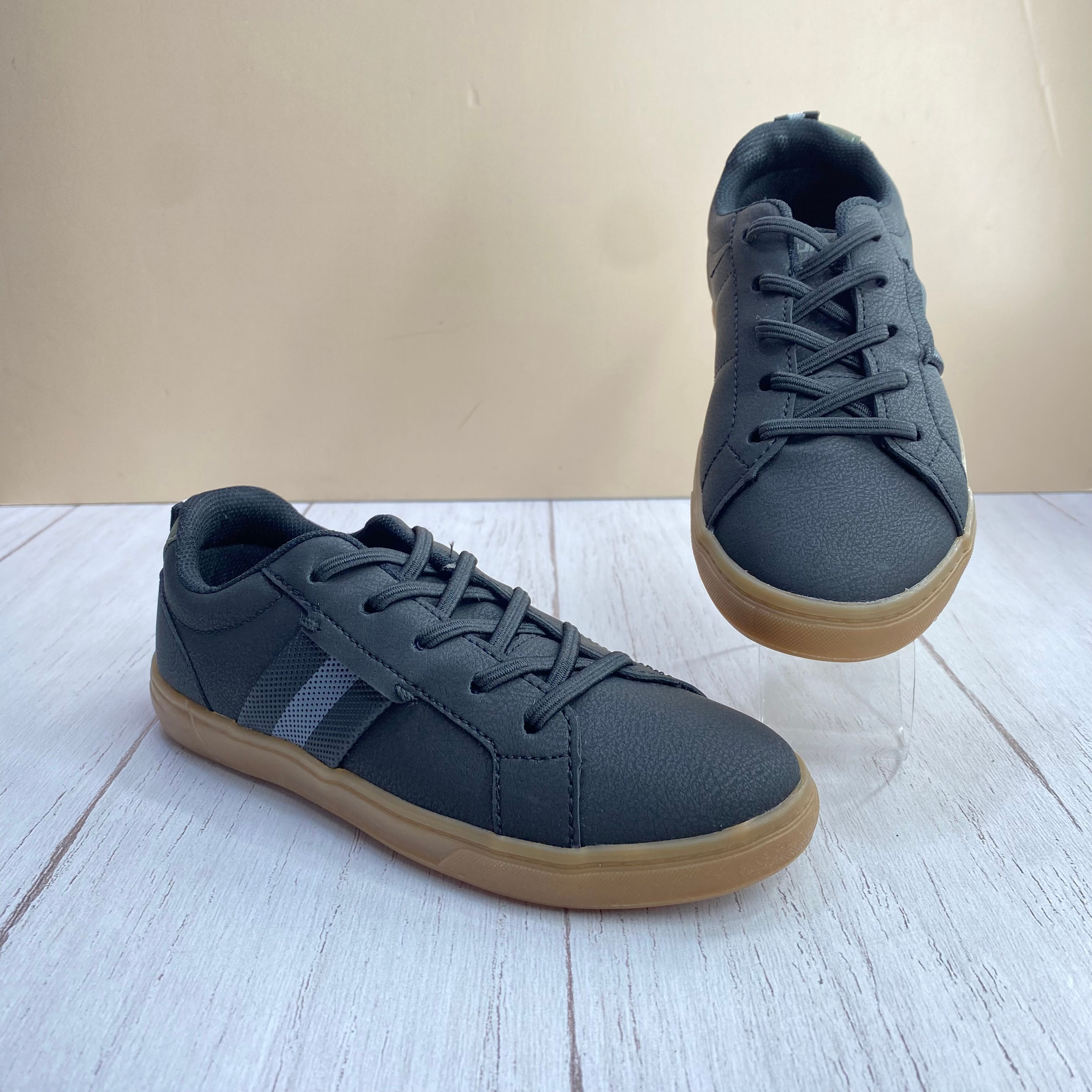 ZAPATOS AZUL FRANJAS BLANCAS Y NEGRAS