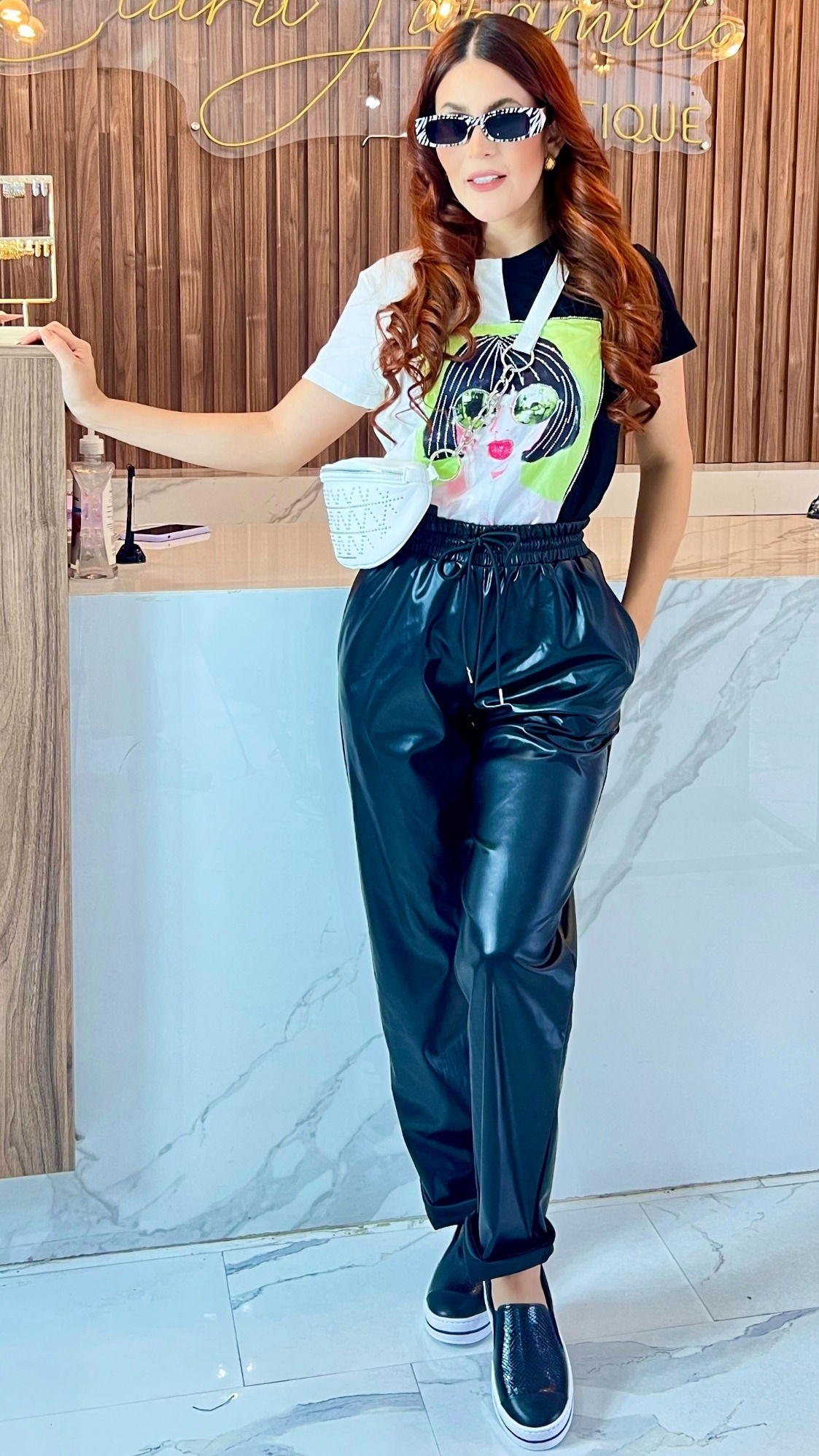 CAMISETA NEGRA Y BLANCA CON CARA