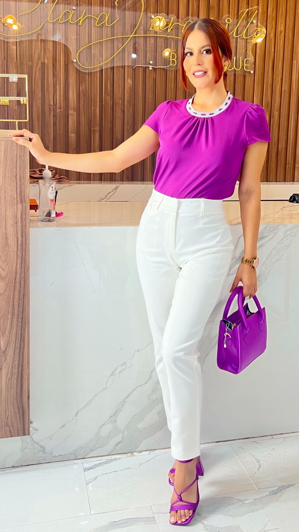 BLUSA CON CUELLO DE PIEDRAS PLATA