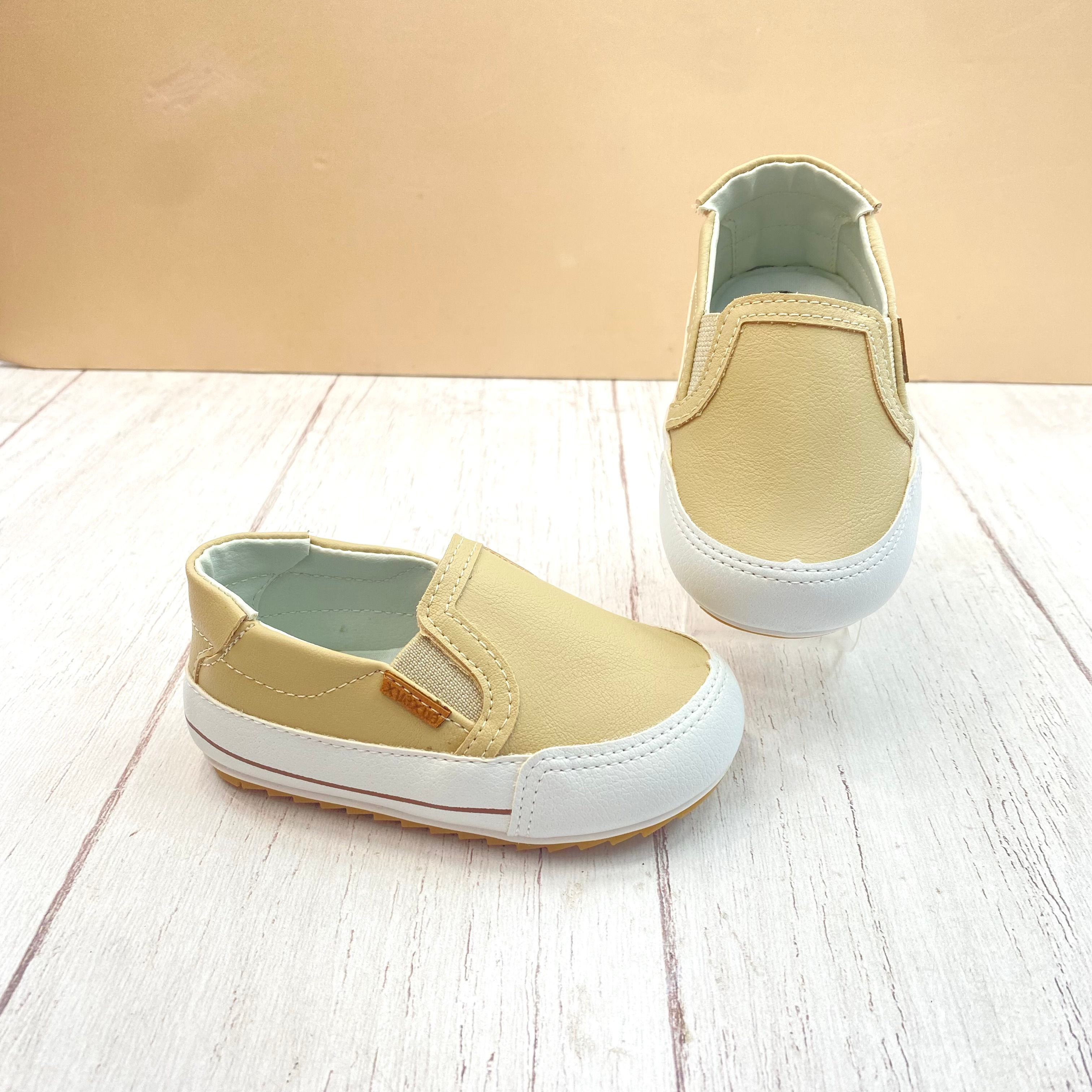 TENIS BEIGE CON ELASTICO