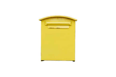 Ein freigestellter gelber Briefkasten