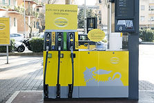 Pompe di benzina moderne con carburanti ecologici e pagamento contactless, stazione di servizio Eni Enjoy La Spezia