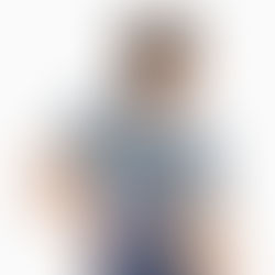 Plötzlicher, stechender Schmerz im unteren Rücken, der dich kaum noch bewegen lässt? Erfahre, was hinter einem Hexenschuss steckt, wie du ihn von einem Bandscheibenvorfall unterscheidest und was jetzt wirklich hilft.