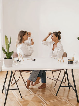 dos-mujeres-rubias-caucasicas-haciendo-u