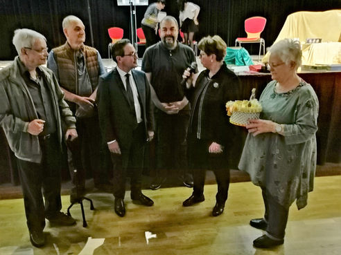 Bernard Krémer, grand prix, félicité par Irène.jpg