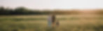 Titelbild der Website. Familie bestehend aus Mann, Frau und zwei Kindern stehen in der Natur.