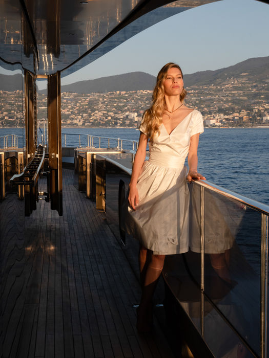 Completo bianco perla in taffetà con gonna e top coordinati