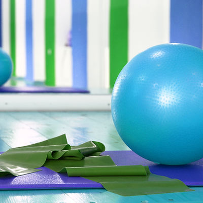 Stabilität Ball und Stretching Band