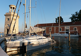 Dragonfly 28 Sport in der Marina in Venedig