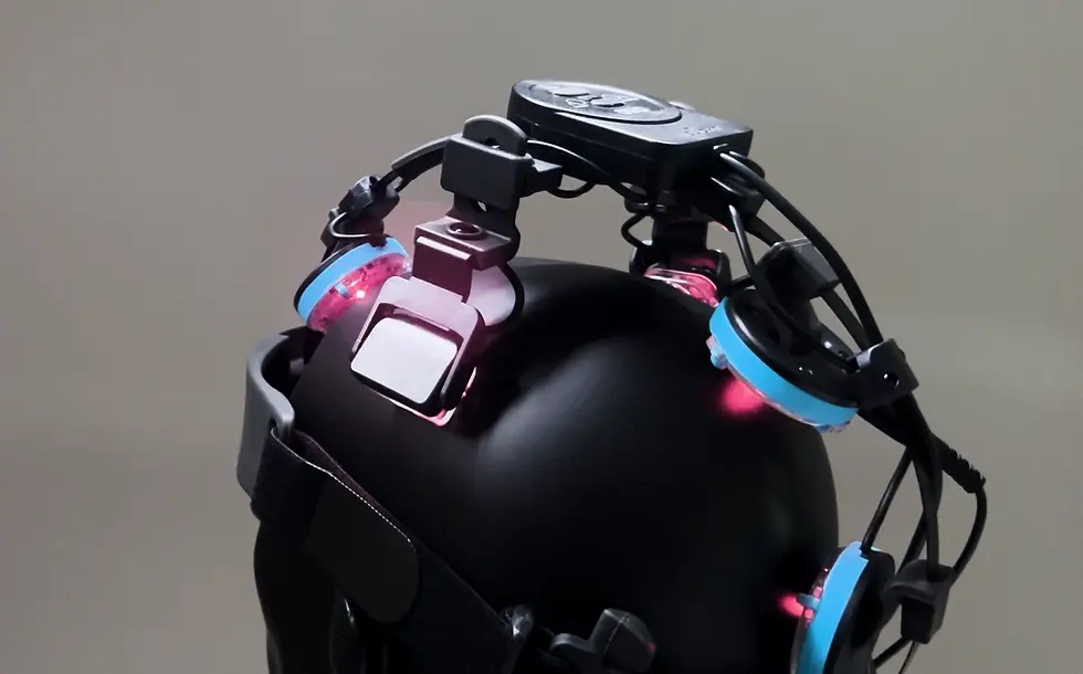 Miniature : Vue de haut du casque Neuro Duo 4 avec hallo de lumière pour expliquer la photobiomodulation. 