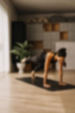 אישה מבצעת עמדת שש דינמית