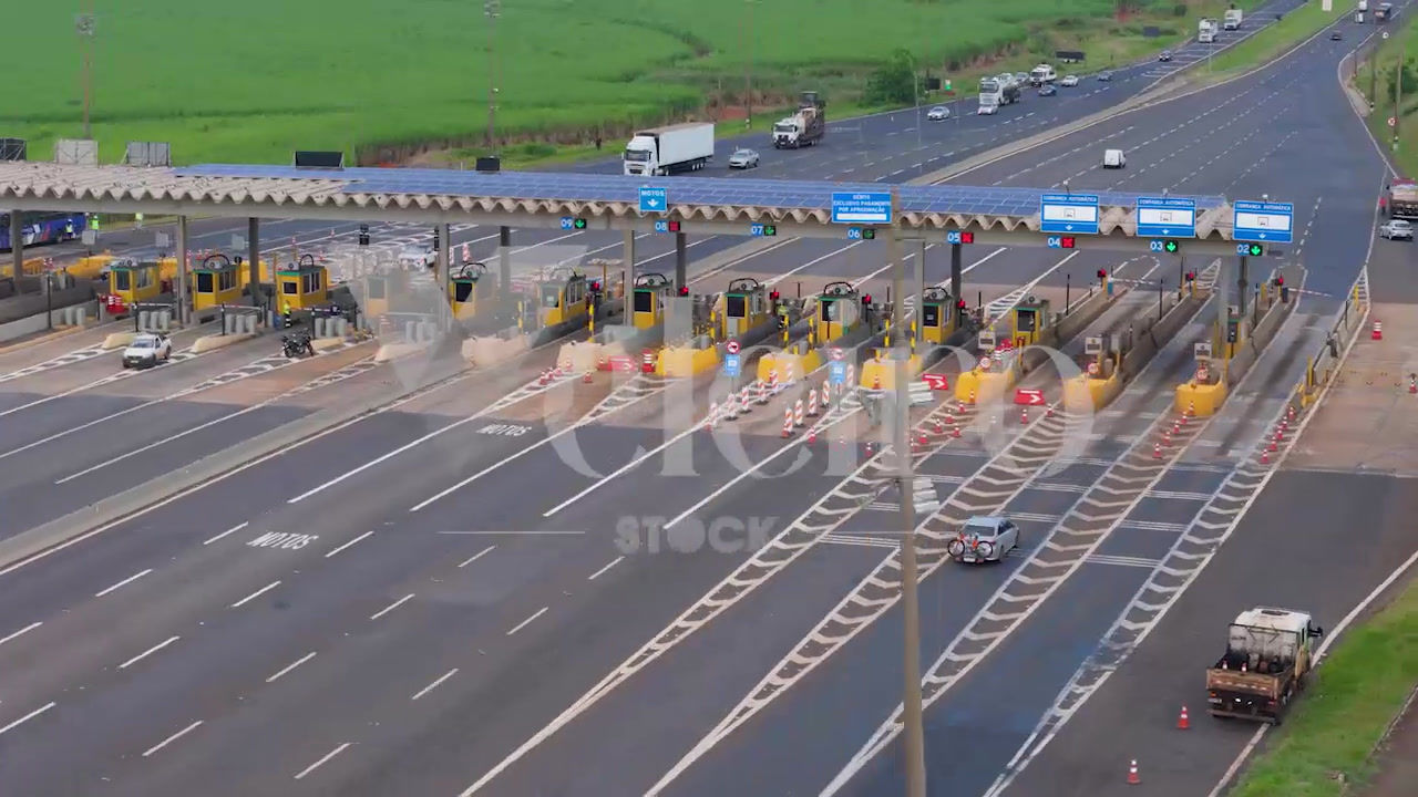 Obra de pavimentação, caminhões e trabalhadores 10