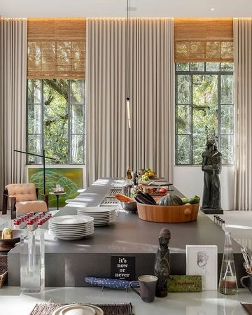 Cortinas em fibra natural + xales de veludo. Arquitetura: João Armentano.