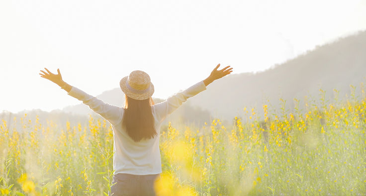 jeunes-filles-se-sentent-libres-liberte-detente-plein-air-profitant-nature-lever-du-soleil