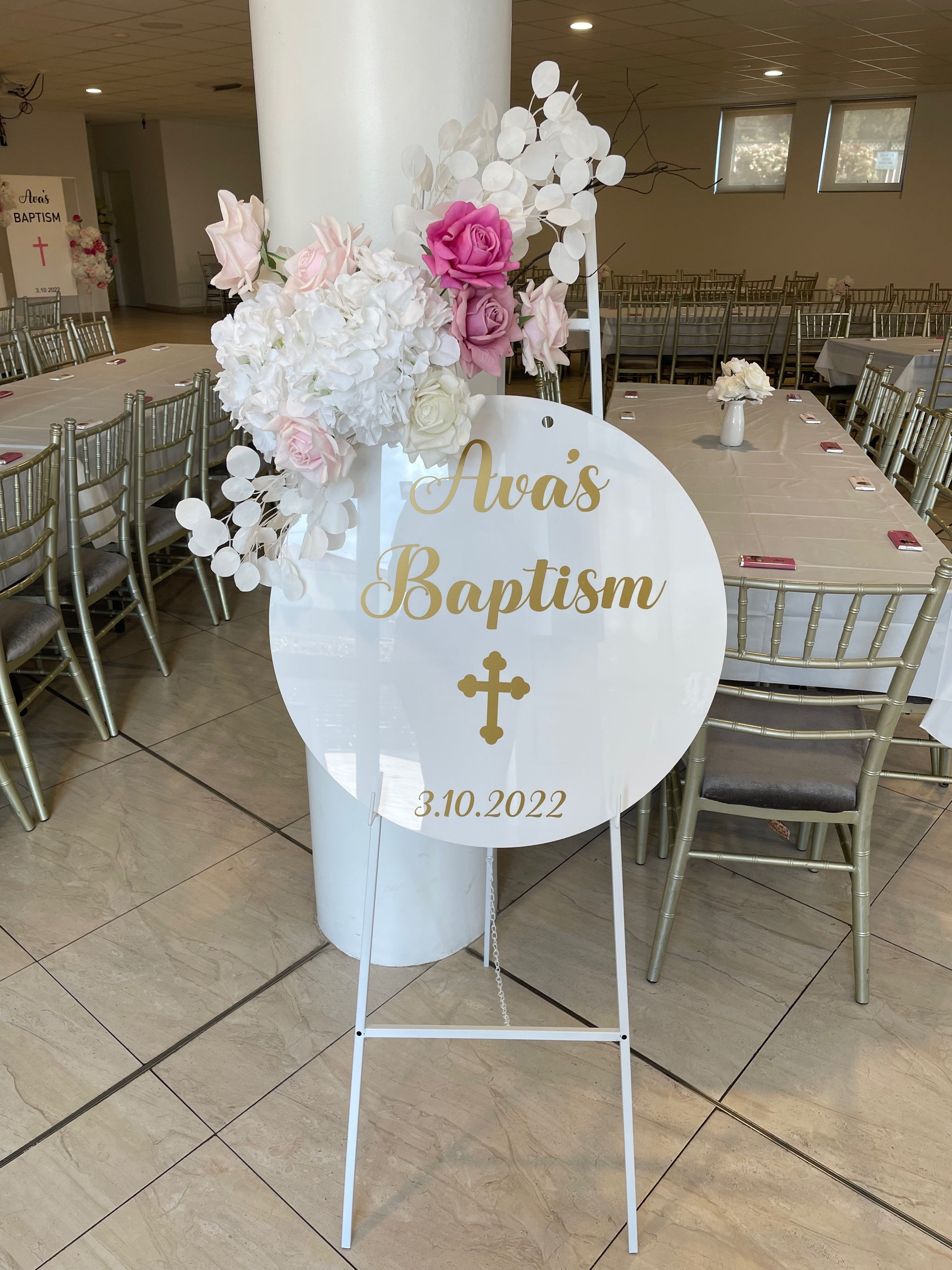 Easel, flowers & round acrylic welcome sign 