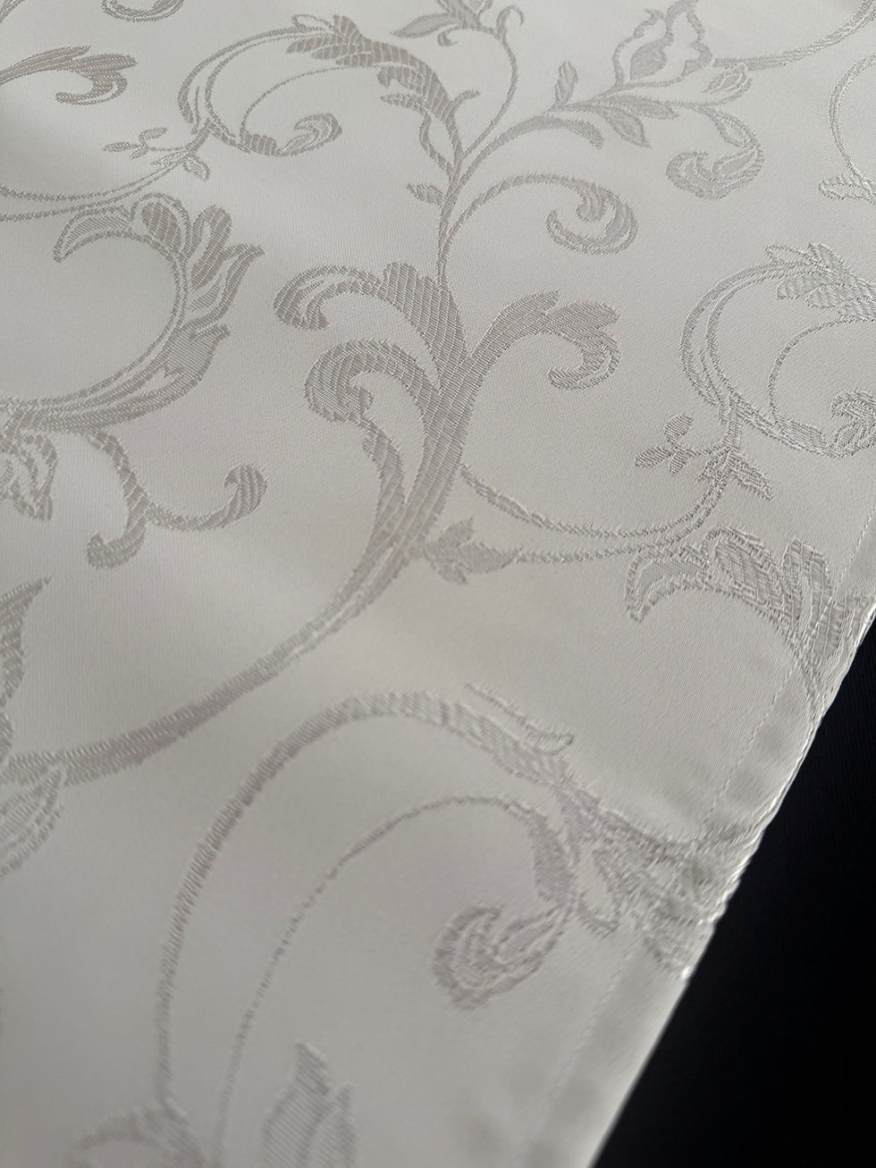 サムネイル： 【テーブルランナー】シルバーホワイト（25×230cm）タッセル付き