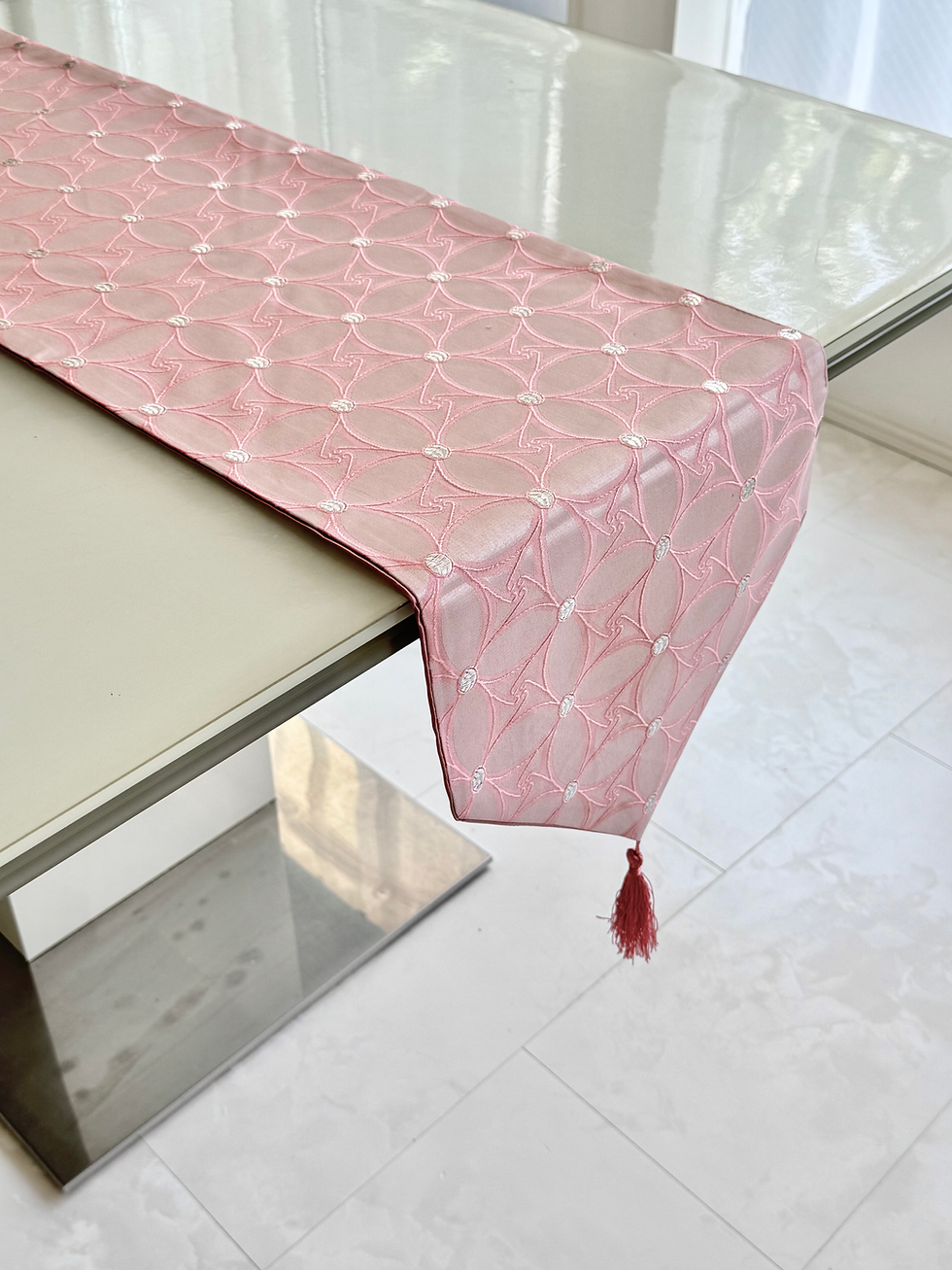 サムネイル： 【テーブルランナー】ピンク(32 × 180)タッセル付き