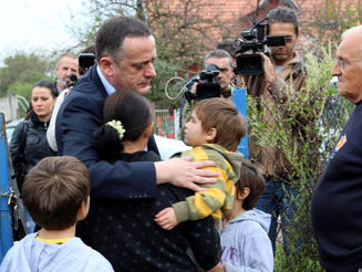 Ministar Antić posetio suprugu i decu zatrpanog rudara