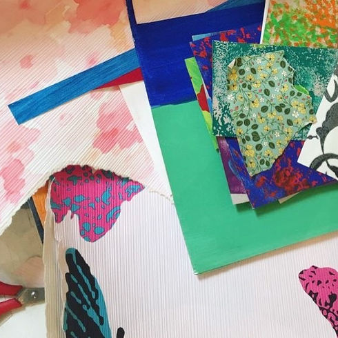 Ausstellungen gehen irgendwann zu Ende – die Erlebnisse aus den Vermittlungsangeboten hallen dagegen noch lange nach. Sie sind es, die in den Köpfen und Körpern aus dem Museum getragen werden, von denen erzählt wird und die der Anstupser sein können, aus dem sich vielleicht Neues entwickelt.

