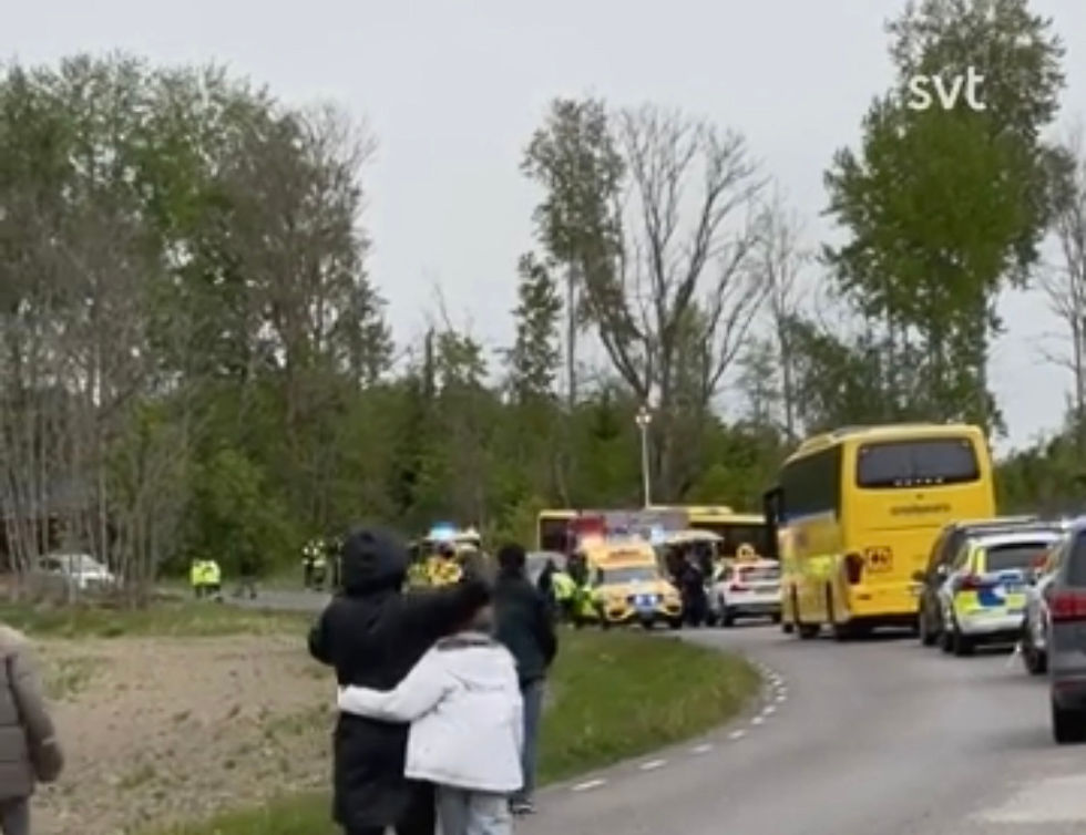 Image de SVT, des enfants traumatisés. La police, les secours entrain de faire leur travail.