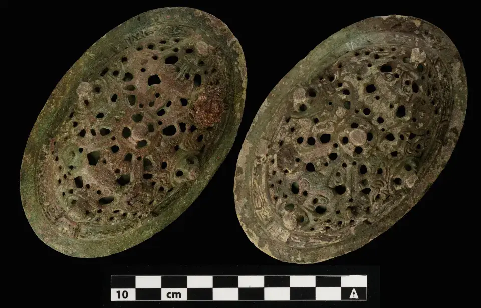 Deux broches ont été retrouvées sur la poitrine du squelette. Photo : Musée universitaire arctique de Norvège