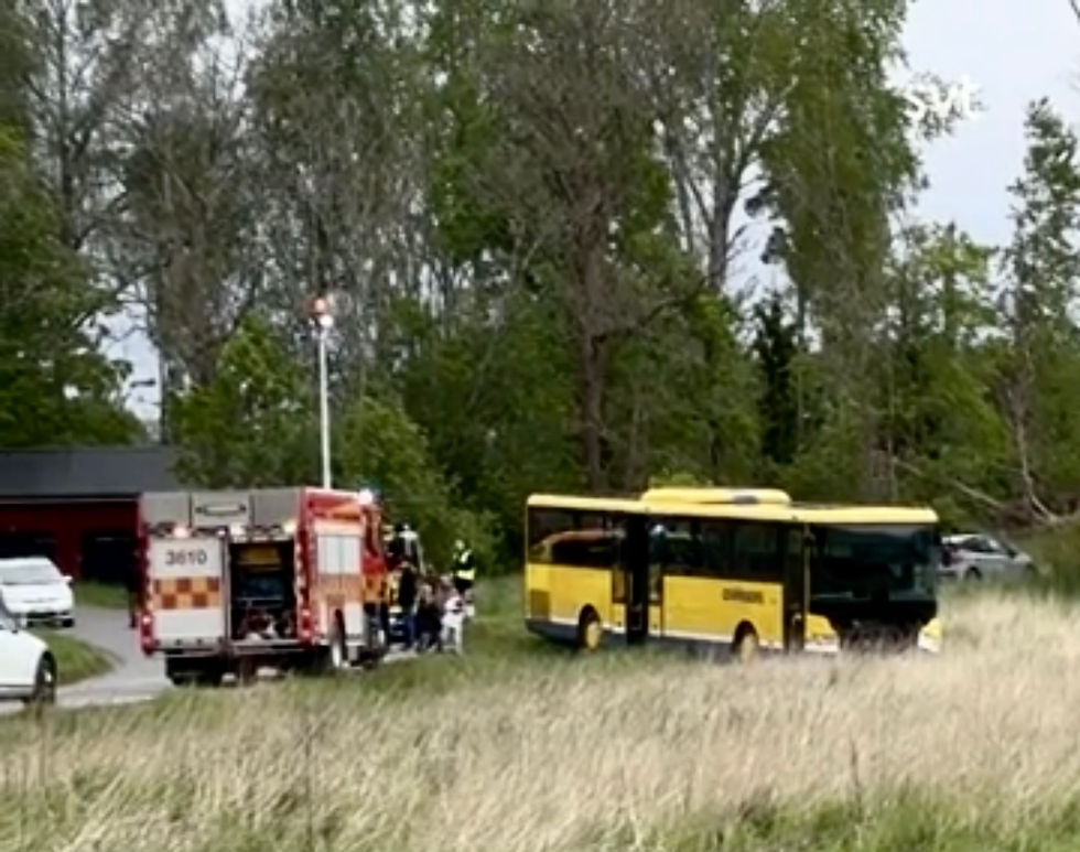Image de SVT, des ambulanciers qui aident les victimes auprès de la police.