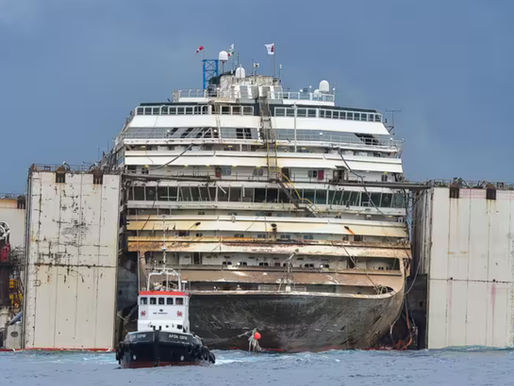 Un enfant tombe à la mer depuis un énorme bateau de croisière – son père saute à l'eau après lui