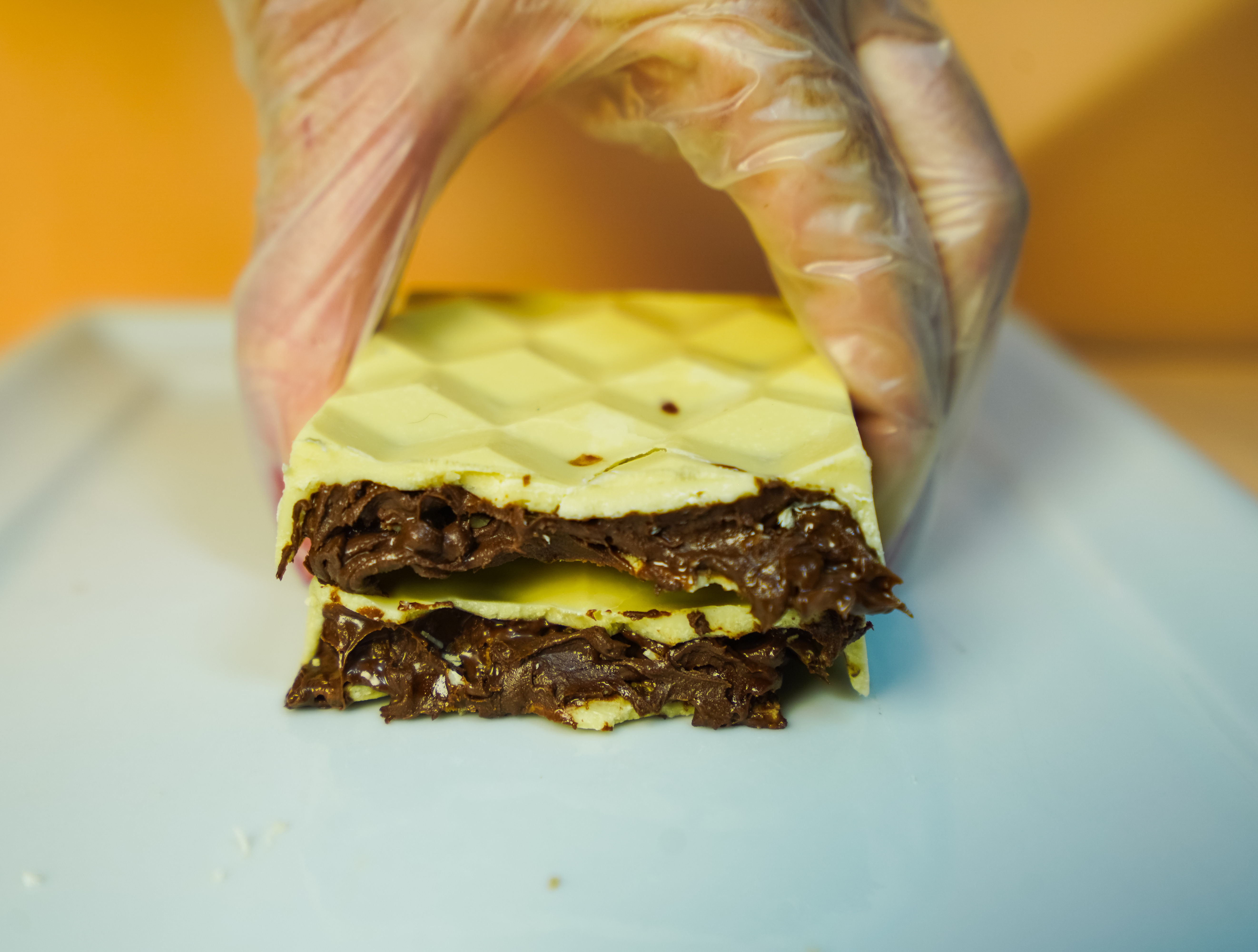 BARRINHA DE CHOCOLATE BRANCO COM CREME DE AVELÃ CROCANTE