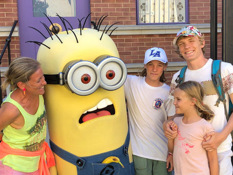 De vrais gosses dans Universal Studios !