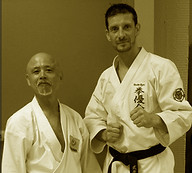 L'enseignant Nicolas MOUCHEBOEUF accompagné de Narihiro Shinjo Sensei