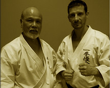 L'enseignant Nicolas MOUCHEBOEUF accompagné de Kiyohide Shinjo Sensei