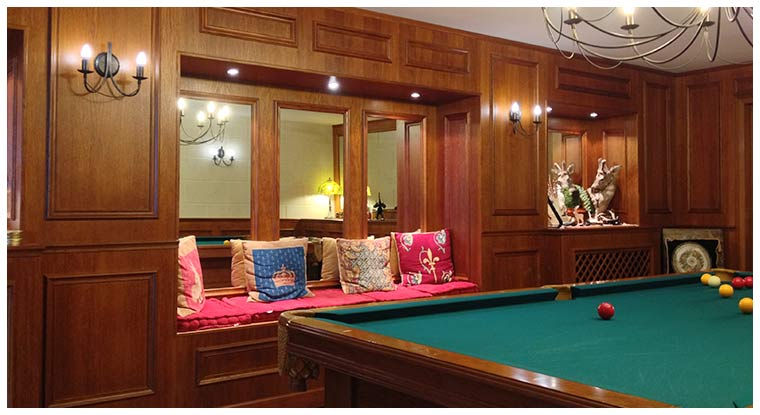 Bibliothèque sur-mesure en bois massif avec moulures