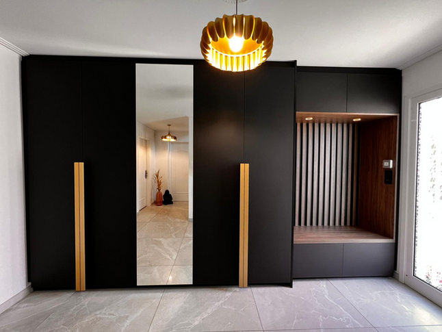 Dressing sur-mesure de couloir noir et or réalisé pour une entrée