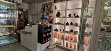 Agencement et conception d'un meuble comptoir pour le magasin "Minéraux du Monde" à Metz (Grand Est)