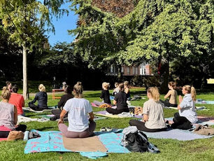 RÜCKBLICK: YOGA IM PARK